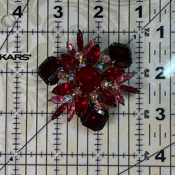 •vintage• red starburst brooch - Picture 2 of 9